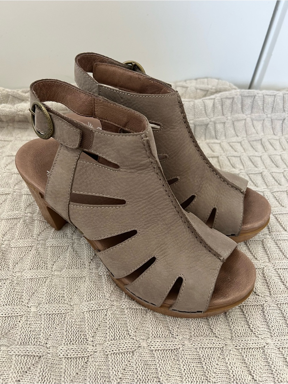 Dansko Demetra Women's Size 40 Taupe Leather Block High Heel Platform Sandals